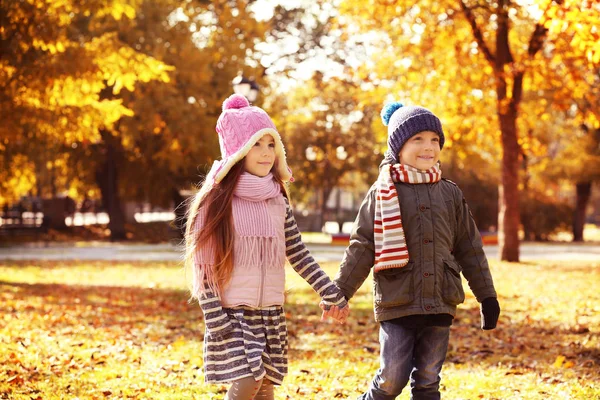 Kinder Gehen Park Spazieren — Stockfoto