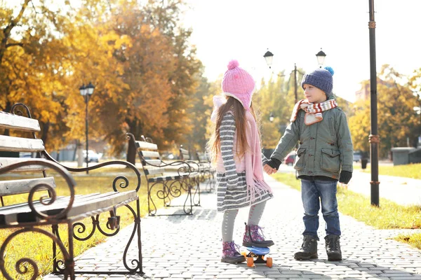 Aranyos Gyerekek Gördeszka Park — Stock Fotó