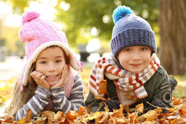 Gelukkige Kinderen Rust Mooie Herfst Park — Stockfoto