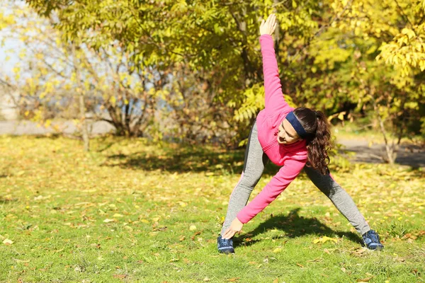 Sportowy młoda kobieta w jesienny park — Zdjęcie stockowe