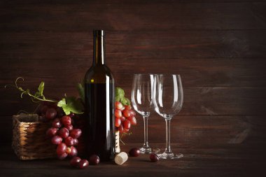 şarap şişesi ve gözlük üzüm ile