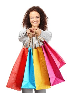 Alışveriş torbaları tutan mutlu kadın.