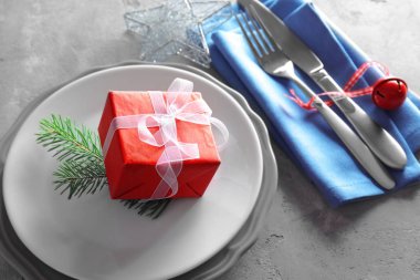 Noel yemeği için masayı hazırla.