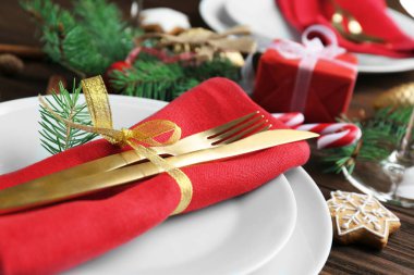 Noel yemeği için masayı hazırla.