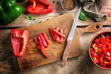 Kıyılmış tatlı biber ve bıçak
