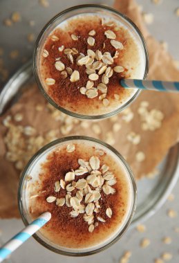 bir gözlük çikolatalı milkshake