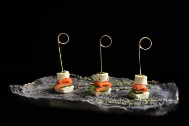 Siyah leziz kanepeler