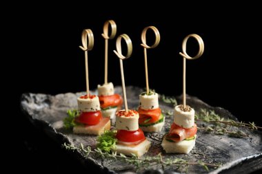 Siyah leziz kanepeler