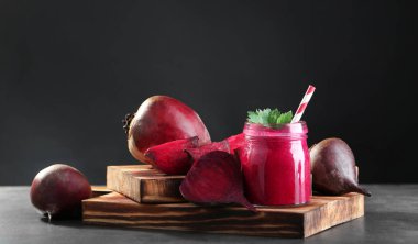 Pancar güler yüzlü ve taze sebze