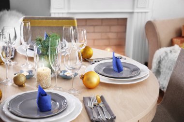 Noel yemeği için servis edilen masa.