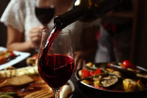Вечеря з овочами та вином на грилі — стокове фото