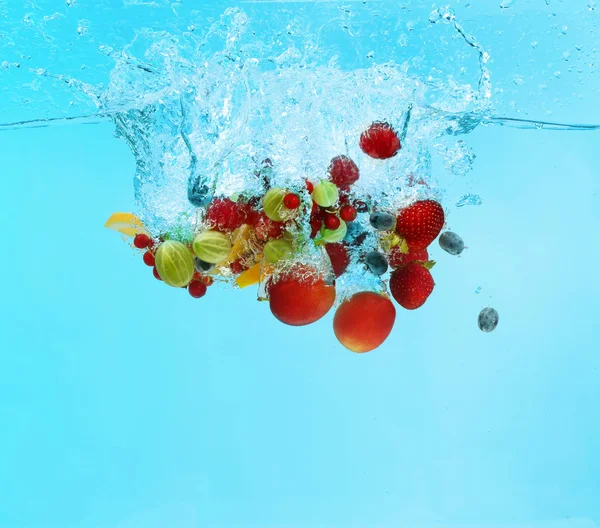 Bagas e frutos caindo na água — Fotografia de Stock