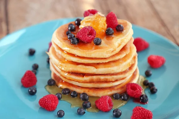 Pancake dengan buah beri dan madu — Stok Foto