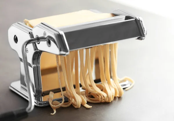 Making tagliatelle with pasta machine — Stock Photo, Image