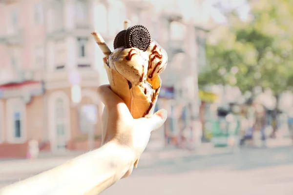 Female hand holding ice cream — Stock Photo, Image