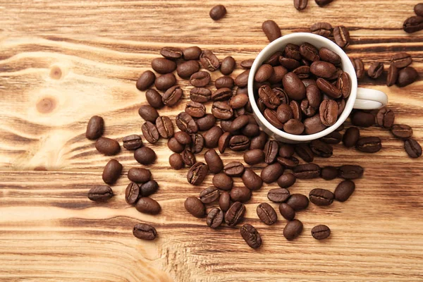 Weiße Tasse mit Kaffeebohnen — Stockfoto