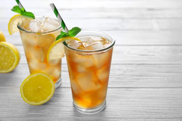 Glasses of iced tea with lemon slices — Stock Photo, Image