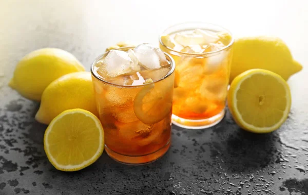 Glazen ijsthee met citroenschijfjes — Stockfoto