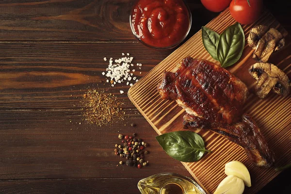 Grillezett húsok, fűszerek, vágódeszka — Stock Fotó
