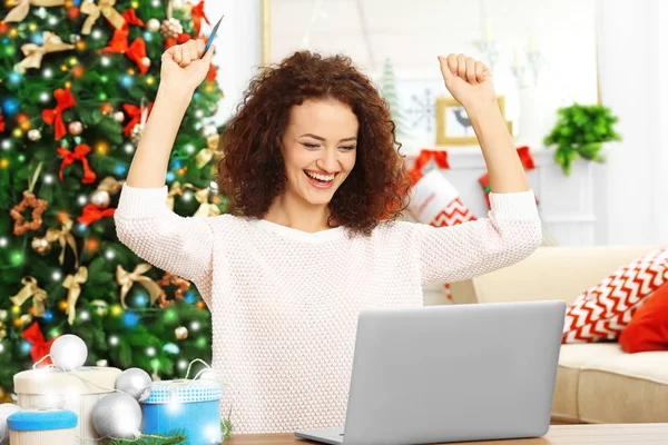 Kvinna beställer julklappar online — Stockfoto