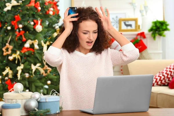 Frau bestellt Weihnachtsgeschenke online — Stockfoto