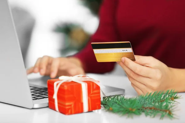 Woman ordering Christmas gifts online — Stock Photo, Image