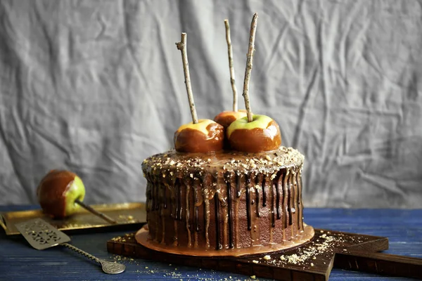 Смачний шоколадний торт з яблуками — стокове фото