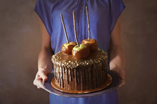 Kvinna med choklad tårta med äpplen — Stockfoto