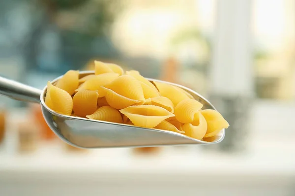 Pasta en cuchara de metal — Foto de Stock