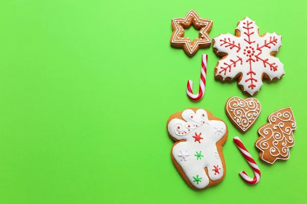 Christmas cookies on green background — Stock Photo, Image