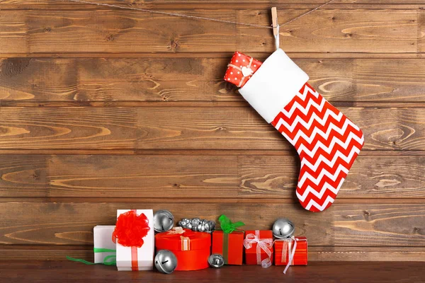 Medias de Navidad y regalos — Foto de Stock