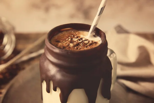 Batido con chocolate en una jarra de vidrio —  Fotos de Stock