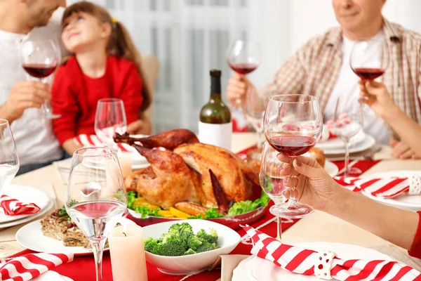 Les Gens Assis Table Servis Pour Dîner Thanksgiving Vue Rapprochée — Photo