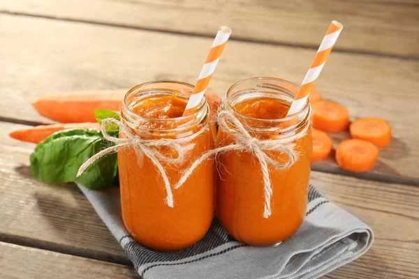 Pots avec smoothie aux carottes — Photo