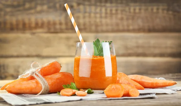 新鲜的胡萝卜果汁和蔬菜 — 图库照片