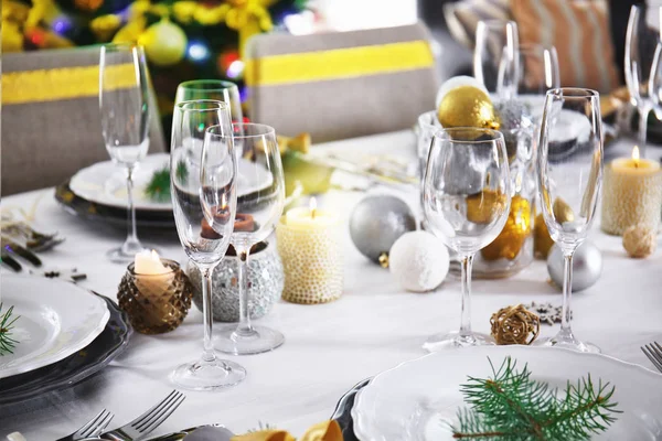 Mesa servida para la cena de Navidad — Foto de Stock