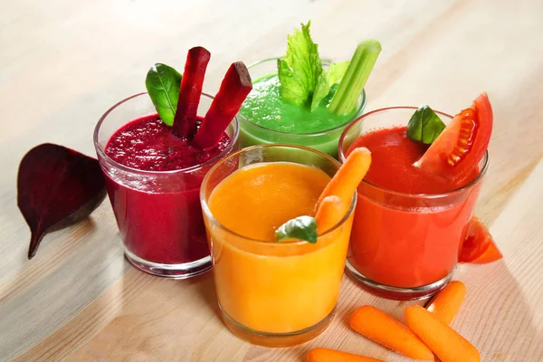Bicchieri con frullato di verdure fresche — Foto Stock