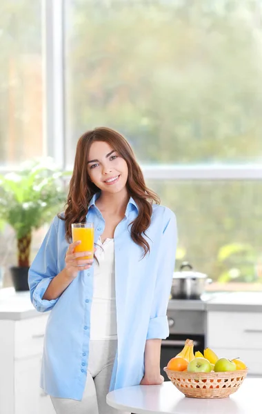 Frau trinkt Orangensaft — Stockfoto