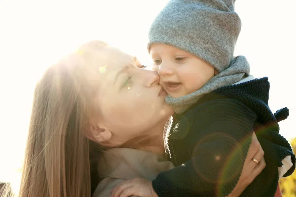 Kvinna med söt liten baby — Stockfoto