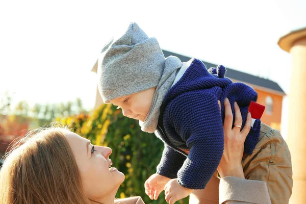 Donna in possesso di carino piccolo bambino — Foto Stock