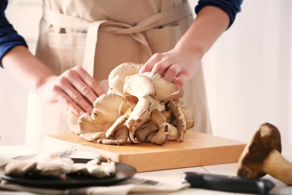 Donna che prepara funghi a cucina — Foto Stock