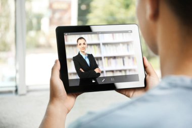 Çocuk evde tablet öğretmen ile video konferans. Uzaktan eğitim kavramı.