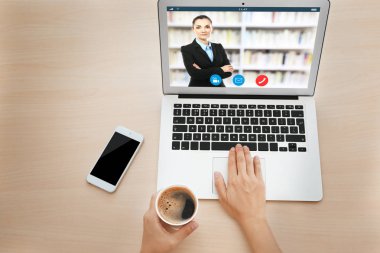 Evde dizüstü bilgisayarla kadın video konferansı. Uzaklık eğitimi kavramı.