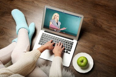 Kadın öğretmen dizüstü evde, uzaktan eğitim kavramı ile video konferans