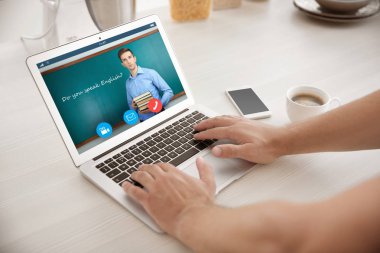Adam öğretmen evde laptop ile video konferans. Uzaktan eğitim kavramı.