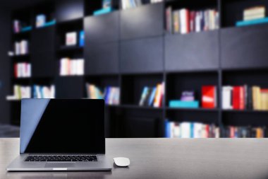 Tablo üzerinde modern dizüstü bilgisayar