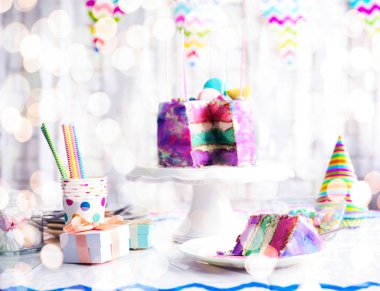 Renkli pasta dilimlenmiş 