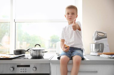 Masada oturan sevimli küçük çocuk 