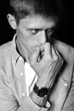 Siyah ve beyaz bir yakışıklı adam