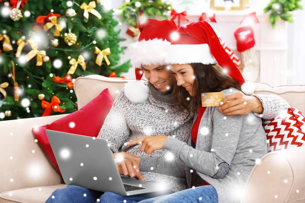 Couple shopping online — Stock Photo, Image